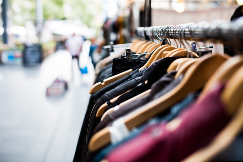magasin-CHATEAUVERT-min_blur_close_up_focus_hanger_jacket_market_people_rack-1176303
