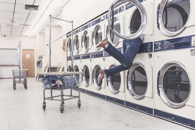magasin-CHATEAUVERT-min_laundry_washing_machines_housewife_household_laundry_shop_woman_funny_accident-946996